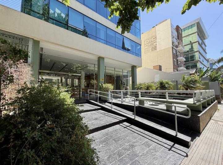 Oficina comercial · 220m² · 6 Ambientes · 3 Cocheras