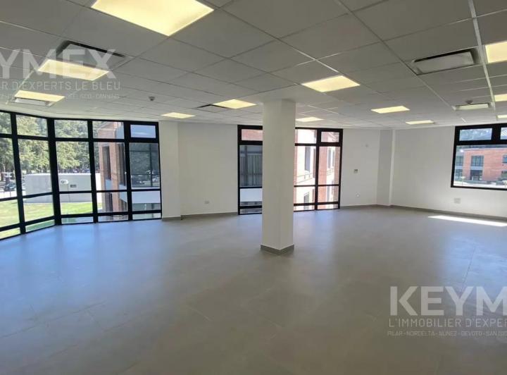 Oficina comercial · 81m² · 1 Ambiente · 1 Cochera