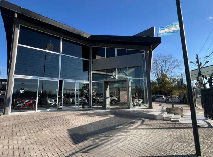 Local comercial · 318m² · 10 Cocheras