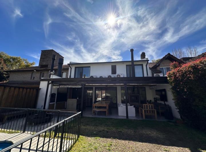 Casa · 159m² · 8 Ambientes · 3 Cocheras