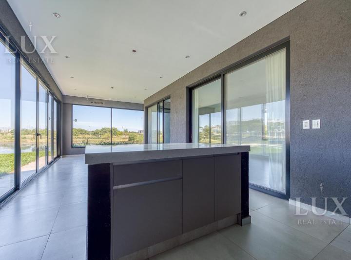 Casa · 350m² · 6 Ambientes · 6 Cocheras