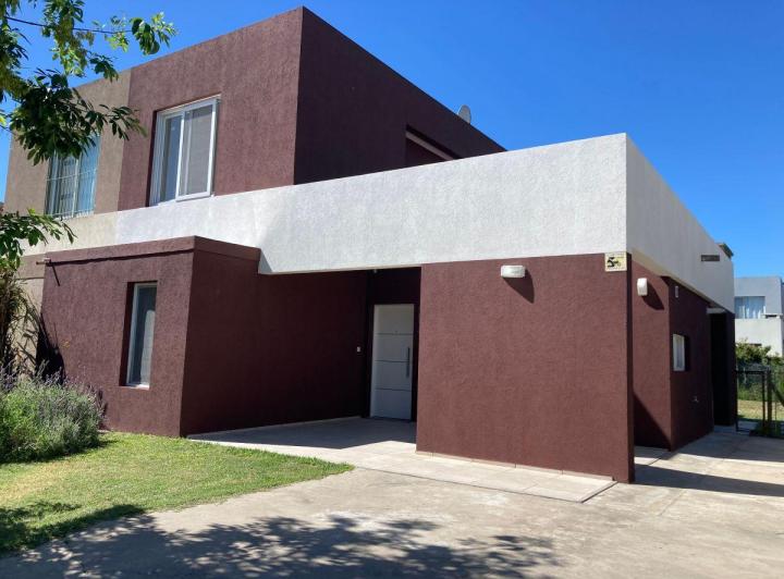 Casa · 110m² · 4 Ambientes · 1 Cochera
