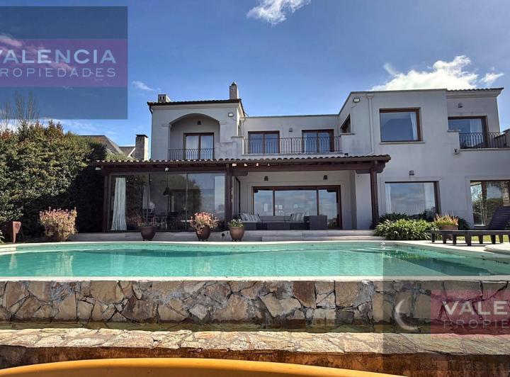 Casa · 820m² · 8 Ambientes · 2 Cocheras