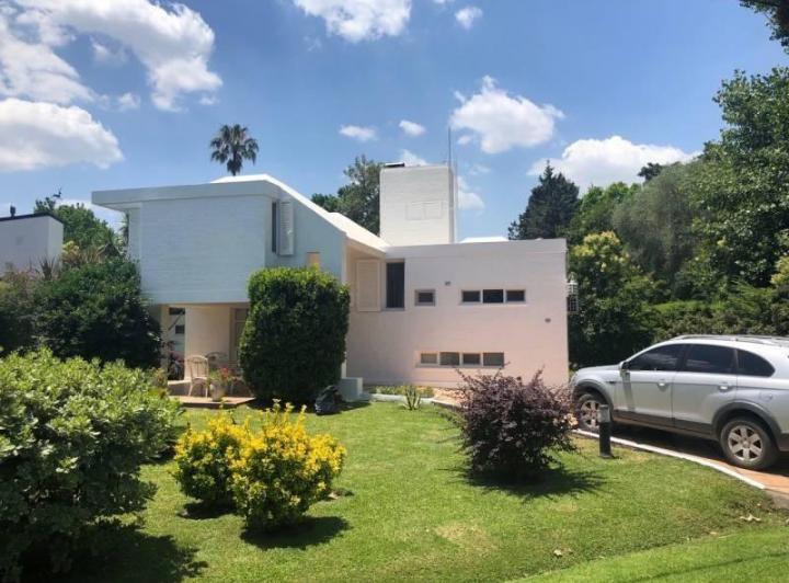 Casa · 250m² · 5 Ambientes · 1 Cochera