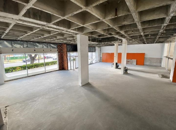 Local comercial · 621m² · 2 Ambientes · 10 Cocheras
