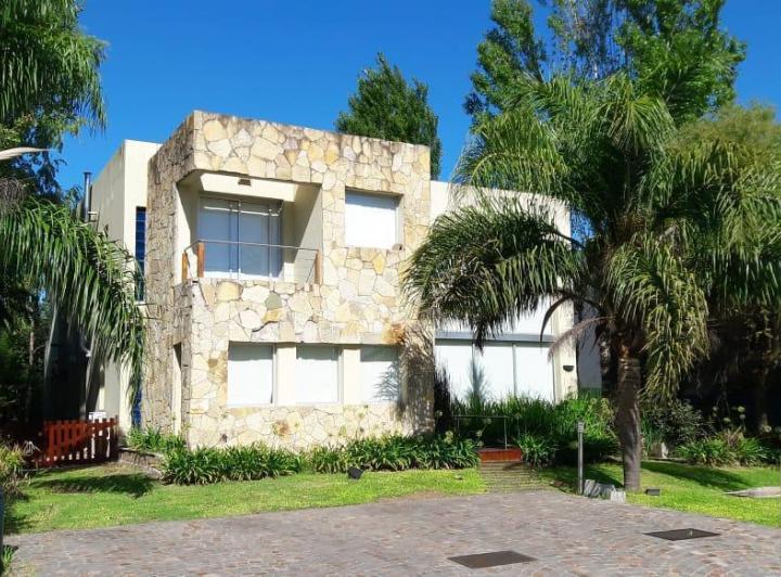 Casa · 390m² · 6 Ambientes · 2 Cocheras