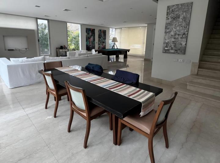 Casa · 400m² · 7 Ambientes · 2 Cocheras
