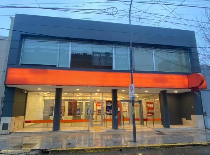 Local comercial · 890m²