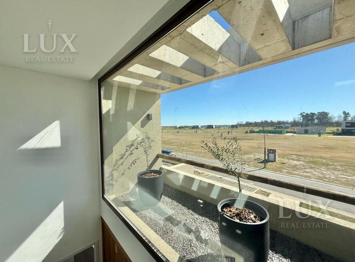 Casa · 272m² · 6 Ambientes · 3 Cocheras