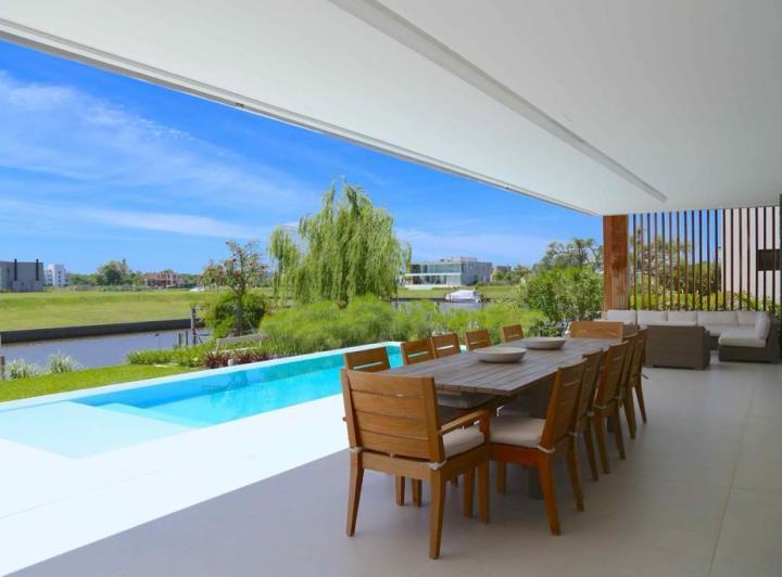 Casa · 500m² · 8 Ambientes · 6 Cocheras