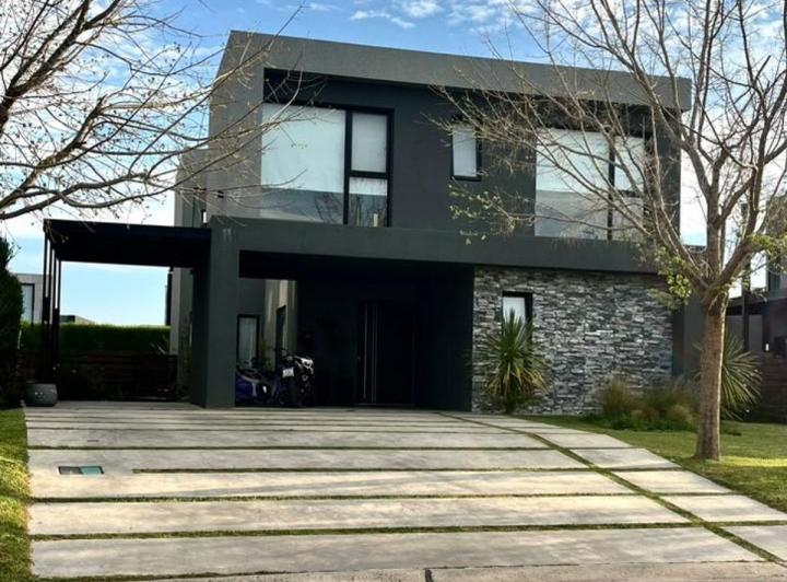 Casa · 180m² · 5 Ambientes · 4 Cocheras