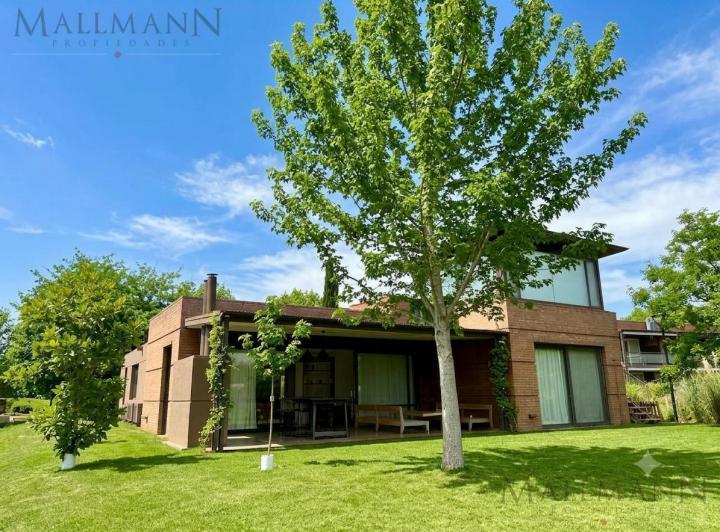 Casa · 200m² · 6 Ambientes · 8 Cocheras
