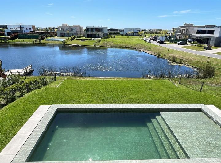 Casa · 360m² · 6 Ambientes · 2 Cocheras