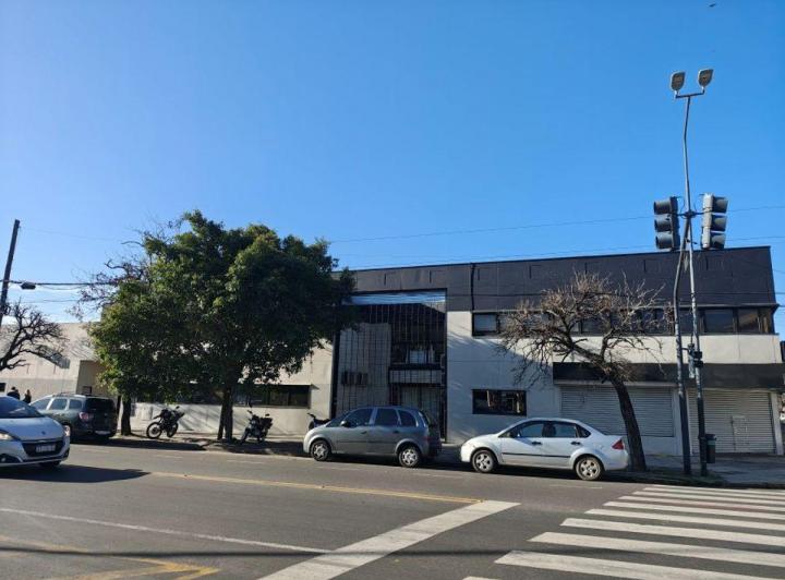 Bodega-Galpón · 8800m² · 4 Ambientes · 15 Cocheras