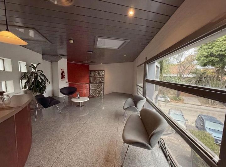 Oficina comercial · 400m² · 8 Ambientes · 5 Cocheras