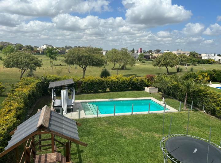 Casa · 300m² · 6 Ambientes · 1 Cochera