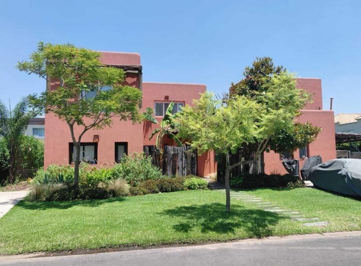 Casa · 210m² · 3 Dormitorios
