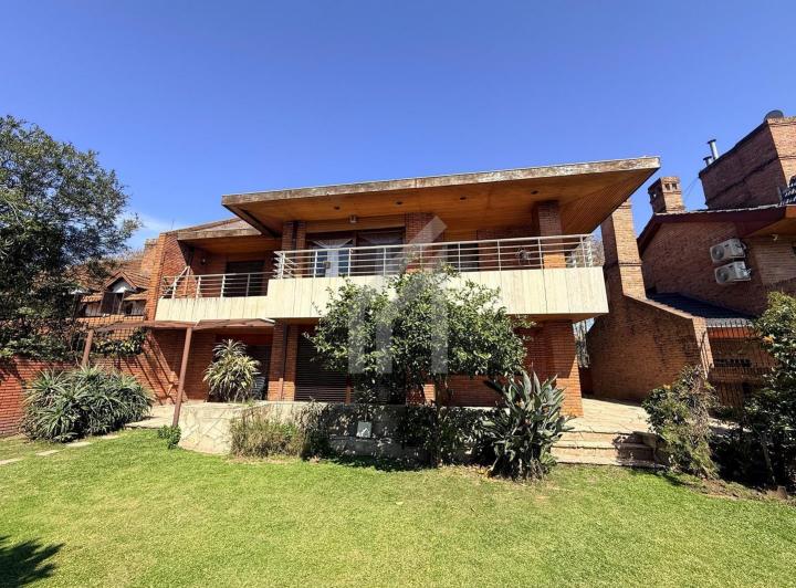 Casa · 500m² · 5 Ambientes · 4 Cocheras