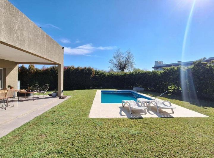 Casa · 187m² · 5 Ambientes · 4 Cocheras