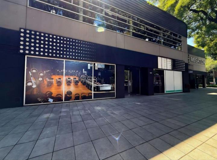 Local comercial · 680m² · 12 Cocheras