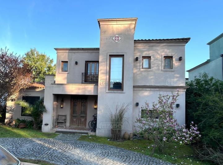 Casa · 250m² · 4 Ambientes · 3 Cocheras