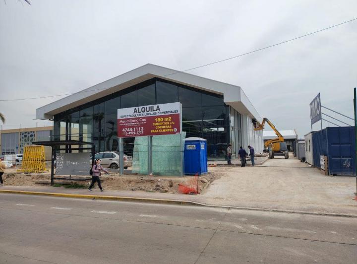 Local comercial · 180m² · 2 Ambientes · 28 Cocheras