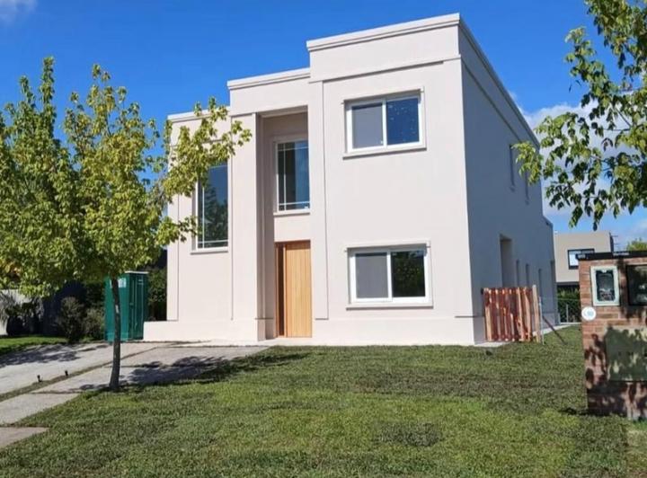 Casa · 227m² · 6 Ambientes · 2 Cocheras