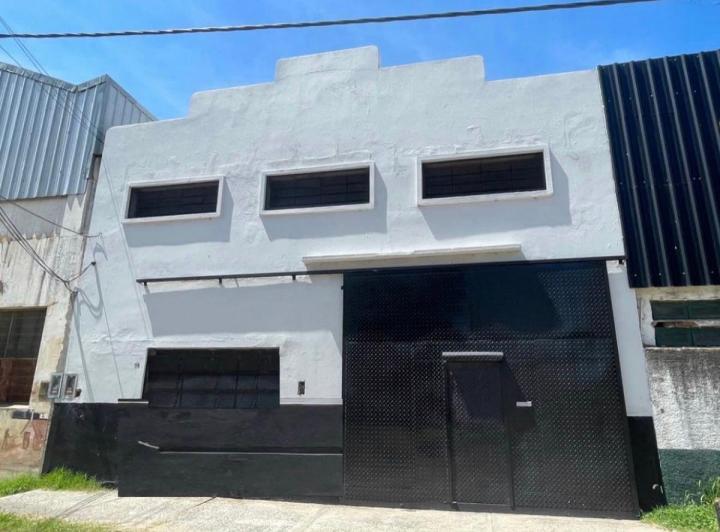 Bodega-Galpón · 220m² · 4 Ambientes