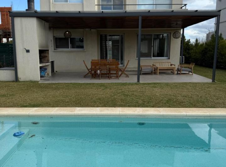 Casa · 230m² · 4 Ambientes · 4 Cocheras