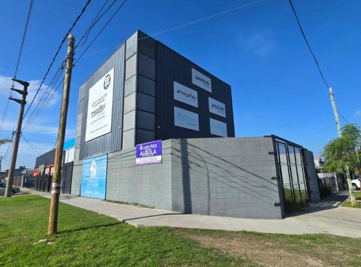 Local comercial · 330m² · 4 Ambientes · 2 Cocheras