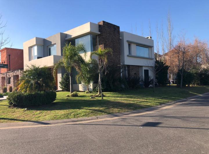 Casa · 200m² · 5 Ambientes · 4 Cocheras