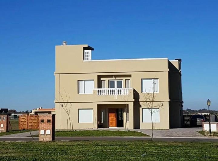 Casa · 320m² · 5 Ambientes · 2 Cocheras
