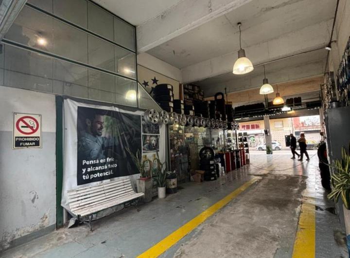 Local comercial · 200m² · 4 Ambientes · 2 Cocheras