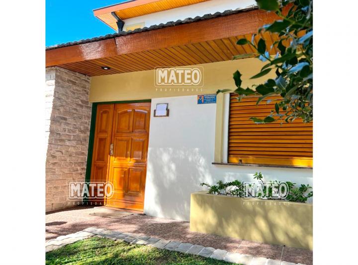 Casa · 1m² · 5 Ambientes · 2 Cocheras
