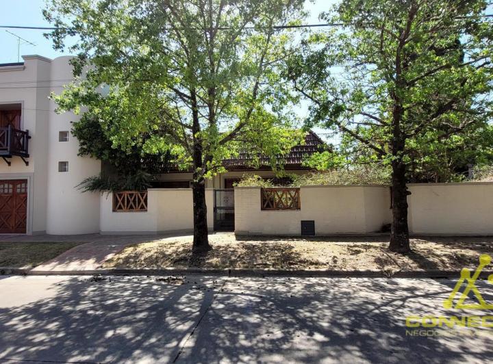 Casa · 197m² · 4 Ambientes · 2 Cocheras