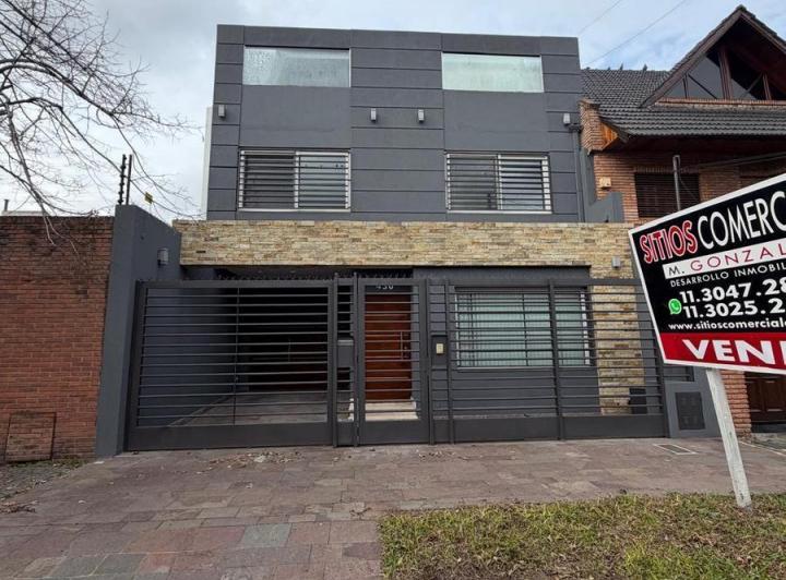 Casa · 200m² · 6 Ambientes · 4 Cocheras