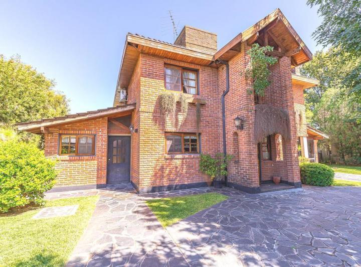 Casa · 232m² · 4 Ambientes · 1 Cochera