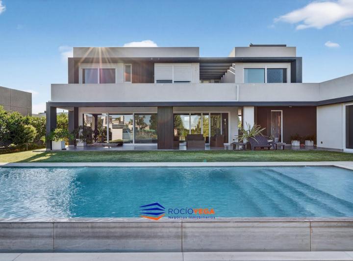 Casa · 415m² · 9 Ambientes · 4 Cocheras
