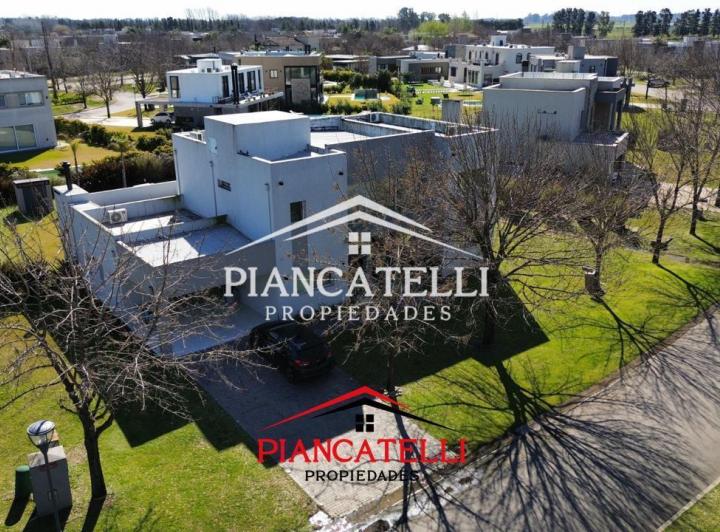 Casa · 330m² · 5 Ambientes · 4 Cocheras