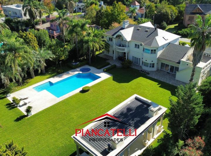 Casa · 527m² · 8 Ambientes · 8 Cocheras