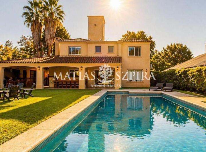 Casa · 159m² · 4 Ambientes · 2 Cocheras