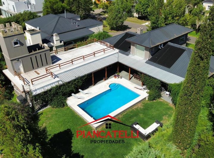 Casa · 258m² · 5 Ambientes · 2 Cocheras