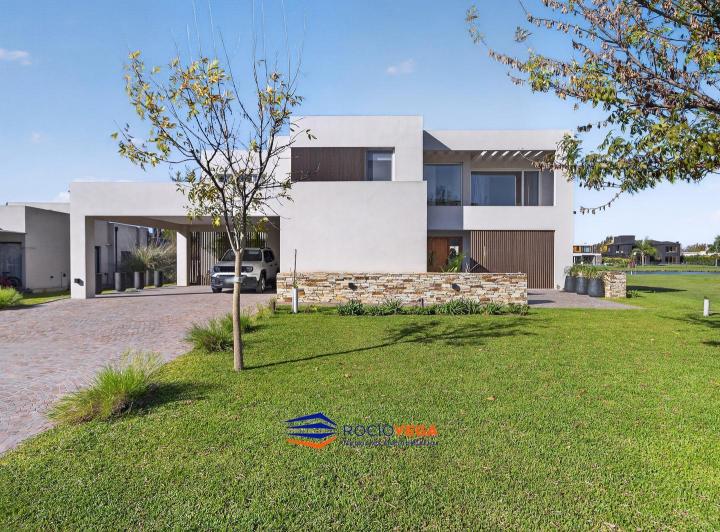 Casa · 400m² · 5 Ambientes · 6 Cocheras