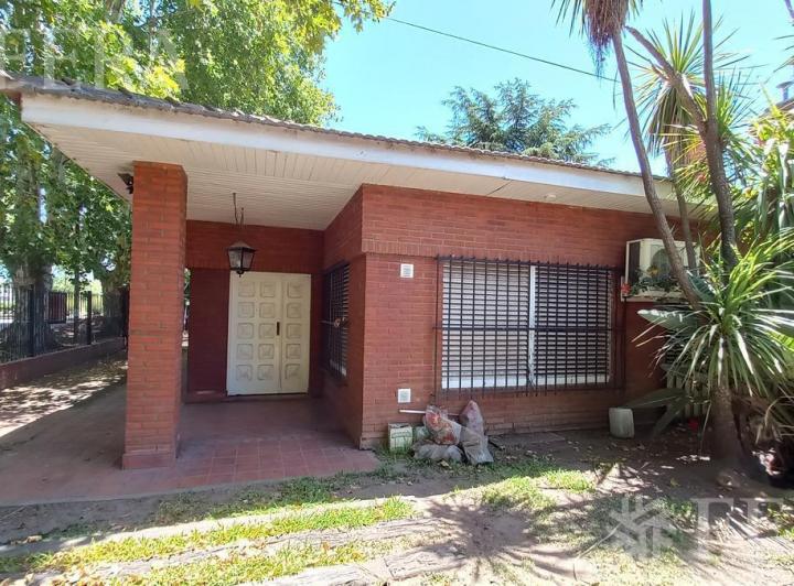 Casa · 240m² · 5 Ambientes · 1 Cochera