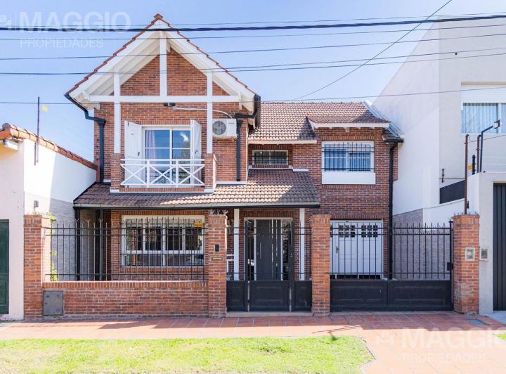 Casa · 184m² · 5 Ambientes · 2 Cocheras
