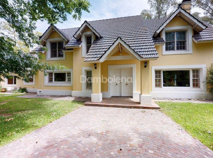Casa · 558m² · 6 Ambientes · 1 Cochera