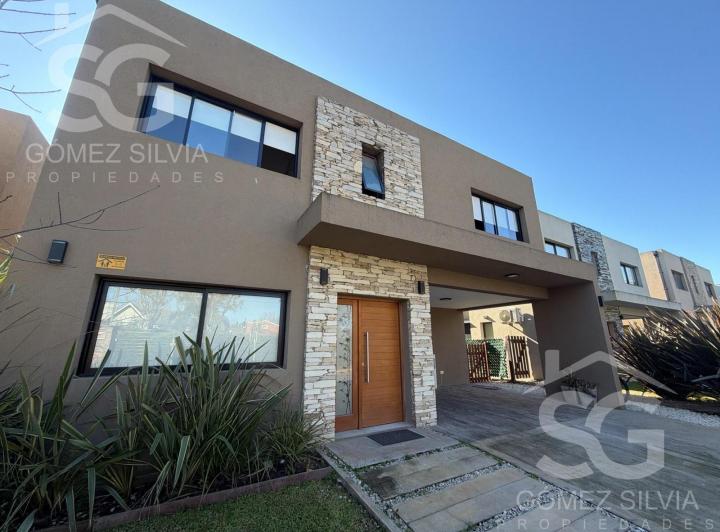 Casa · 200m² · 4 Ambientes · 5 Cocheras