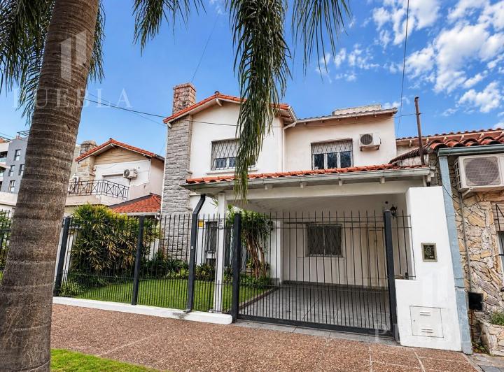 Casa · 220m² · 5 Ambientes · 1 Cochera