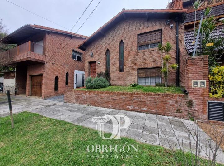 Casa · 195m² · 9 Ambientes · 3 Cocheras