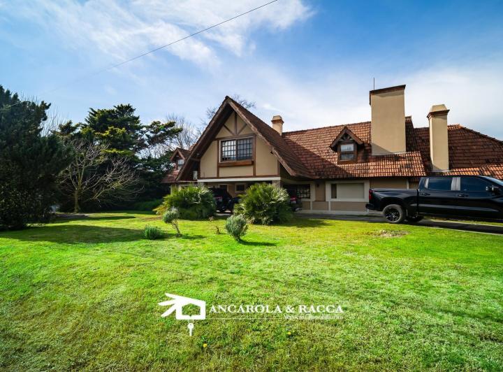 Casa · 325m² · 9 Ambientes · 2 Cocheras
